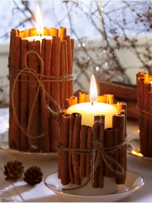 Анимация Ароматические свечи из палочек корицы горят при падающем снеге, гифка