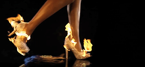 Анимация Ножки девушки в горящих туфлях, гифка Ножки девушки в горящих туфлях