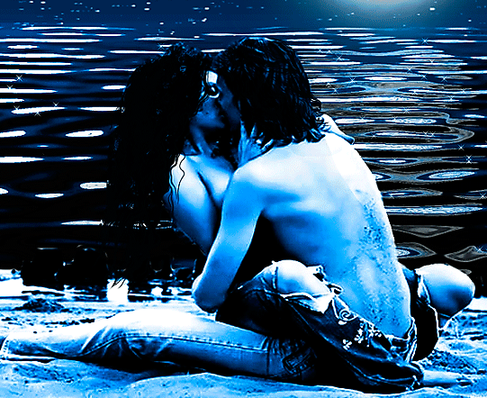 Анимация Девушка сидит на ногах мужчины, обнимает его и целует, на фоне ночного моря, гифка Девушка сидит на ногах мужчины, обнимает его и целует, на фоне ночного моря