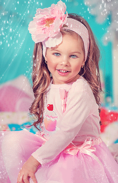 Анимация Маленькая девочка в розовом платье, с большим розовым бантом на голове сидит и моргает ресницами, гифка Маленькая девочка в розовом платье, с большим розовым бантом на голове сидит и моргает ресницами