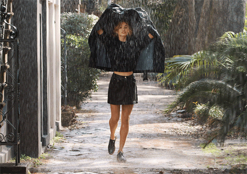 Анимация Девушка укрывается курткой от дождя, гифка Девушка укрывается курткой от дождя