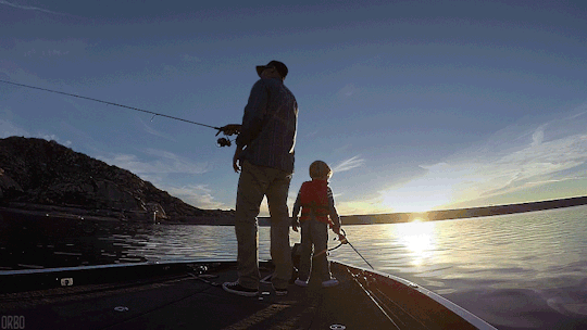 Анимация Мужчина с ребенком на рыбалке, гифка Мужчина с ребенком на рыбалке