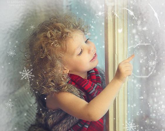 Анимация Девочка рисует пальчиком на замерзшем стекле забавную смешную рожицу, гифка Девочка рисует пальчиком на замерзшем стекле забавную смешную рожицу