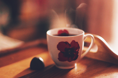 Анимация Чашка горячего чая и конфета, гифка Чашка горячего чая и конфета