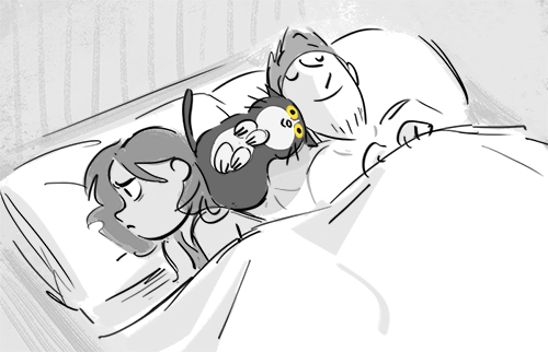 Анимация Кошка устраивается спать между девушкой и парнем, гифка Кошка устраивается спать между девушкой и парнем
