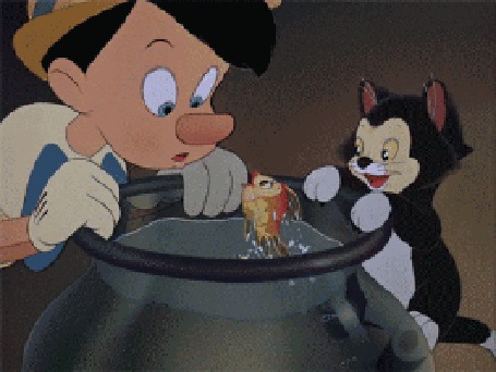 Анимация Кот Фигаро и Пиноккио наблюдают за золотой рыбкой, резвящейся в аквариуме, мультфильм Пиноккио