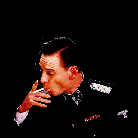 Анимация Актер Майкл Фассбендер / Michael Fassbender в роли Lt. Archie Hicox, с сигаретой, кадр из фильма Бесславные ублюдки / Inglourious Basterds
