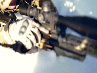 Анимация Снайпер лежа в снегу, стреляет с винтовки по новогодней елке с игрушками, гифка Снайпер лежа в снегу, стреляет с винтовки по новогодней елке с игрушками