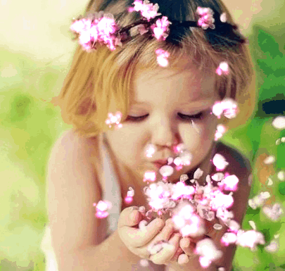 Анимация Девочка сдувает с рук весенние цветы, гифка