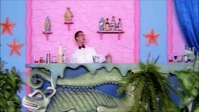 Анимация Веселый бармен виртуозно жонглирует поллитровкой водки и шейкером, гифка Веселый бармен виртуозно жонглирует поллитровкой водки и шейкером