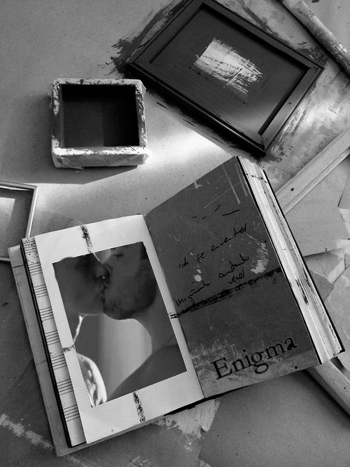 Анимация Открыта книга и на странице целующиеся парень и девушка, Enigma, гифка Открыта книга и на странице целующиеся парень и девушка, Enigma