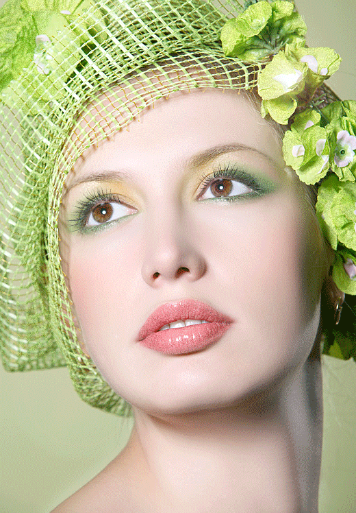 Анимация Девушка в зеленой шапочке из сеточки в клетку с цветами и с зеленым макияжем глаз, гифка Девушка в зеленой шапочке из сеточки в клетку с цветами и с зеленым макияжем глаз