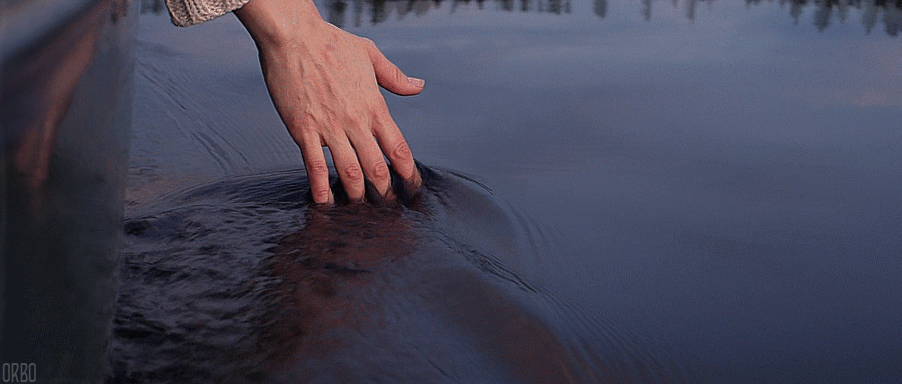 Анимация Мужчина ведет рукой по воде, гифка Мужчина ведет рукой по воде