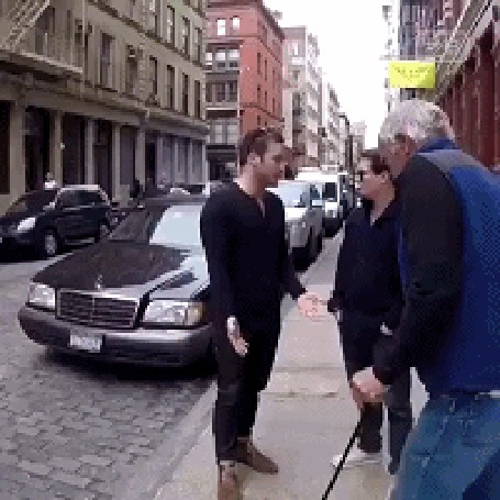 Анимация Хитрый карманник помогает пожилому человеку перейти улицу и в это же время вытаскивает у него из кармана деньги, а в это же время старик ловко достает у этого парня айфон