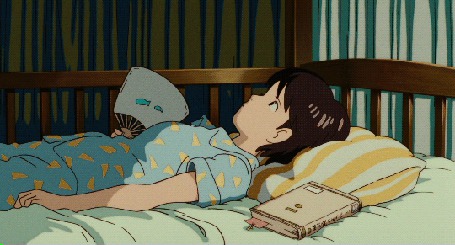 Анимация Цукишима Шизуку / Tsukishima Shizuku из аниме Шепот сердца / Whisper of the Heart / Mimi wo Sumaseba лежит в постели и машет веером