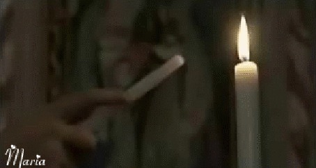 Анимация Девушка зажигает свечу