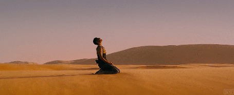 Анимация Главная героиня фильма Безумный Макс: Дорога ярости / Mad Max: Fury Road военачальник Фуриоса /Furiosa сидит посреди пустыни