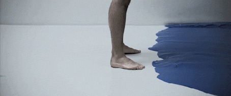Анимация Ноги человека, ласкаемые морским прибоем