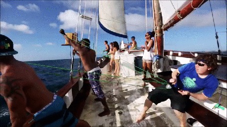 Анимация Загорелые туристы обстреливают соседнюю лодку водяными снарядами
