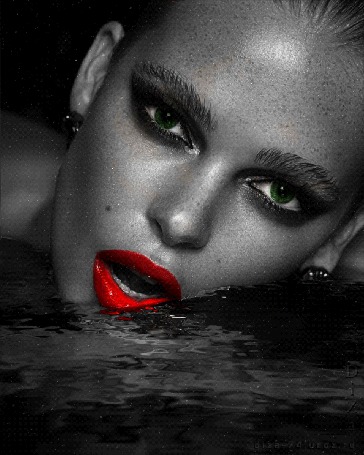 Анимация Девушка с красной помадой на губах плавает в море