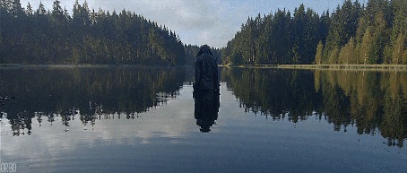 Анимация Мужчина стоит посреди озера