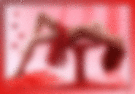 Анимация Обнаженная девушка на красном фоне лежит на красном столе на фоне сверкают сердечки, гифка Обнаженная девушка на красном фоне лежит на красном столе на фоне сверкают сердечки