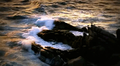 Анимация Морские волны бьются о камни на берегу, гифка Морские волны бьются о камни на берегу
