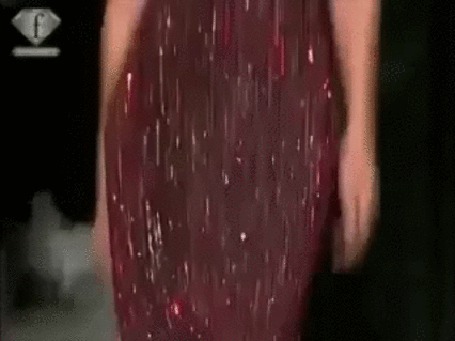 Анимация Кармен Касс / Carmen Kass дефилирует по подиуму. Версаче / Versace