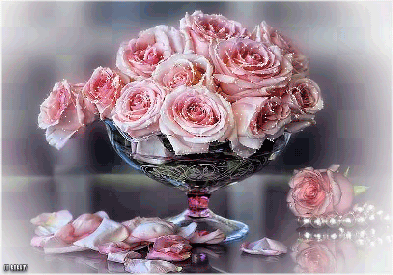 Гиф анимация Букет роз в стеклянной вазе, рядом нитка жемчуга с розой на  столе на размытом фоне, от Барков