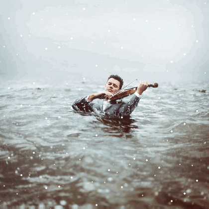 Анимация Мужчина играет на скрипке в океане, гифка Мужчина играет на скрипке в океане