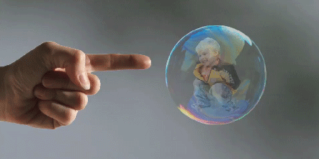 Анимация Палец толкает мыльный пузырь, гифка Палец толкает мыльный пузырь