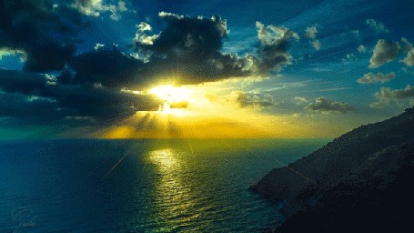 Анимация Лучи солнца пробиваются сквозь темные облака и освещают воду, горы, Gala