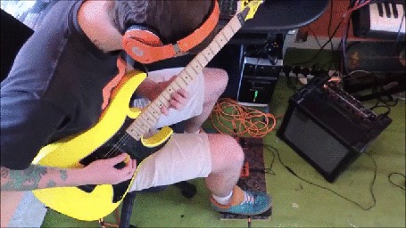Анимация Игра на ритмгитаре