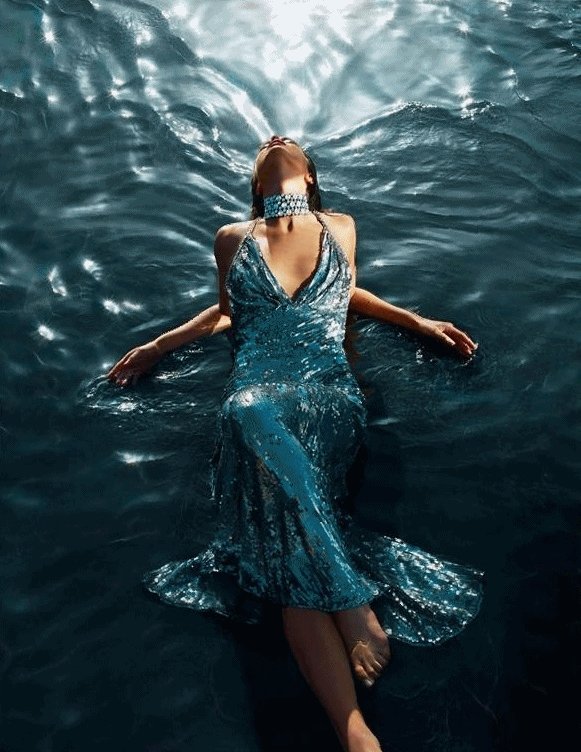 Анимация Девушка лежит на воде, гифка Девушка лежит на воде