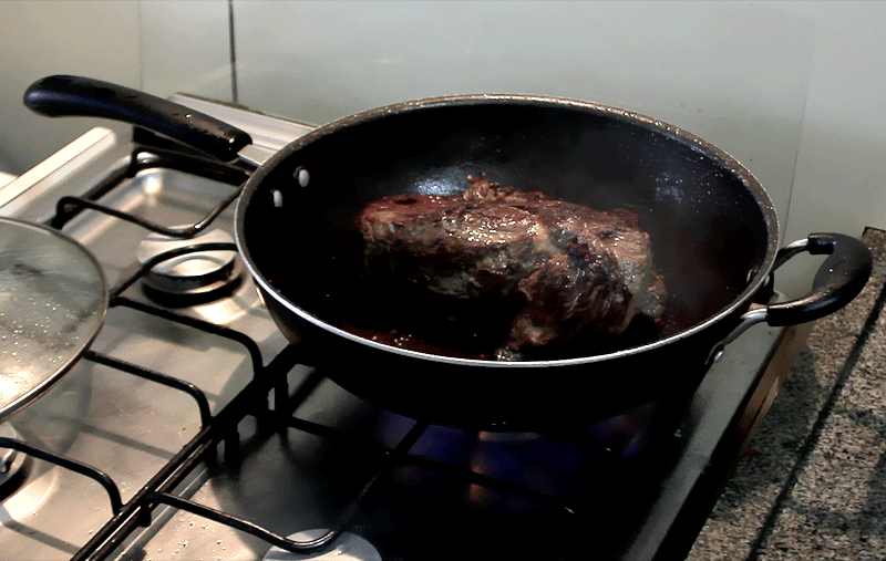 Анимация Мясо жарится на сковороде, гифка Мясо жарится на сковороде