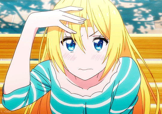 Анимация Chitoge Kirisaki / Читогэ Кирисаки из аниме Притворная любовь / Nisekoi держит руку у головы и что-то говорит, гифка Chitoge Kirisaki / Читогэ Кирисаки из аниме Притворная любовь / Nisekoi держит руку у головы и что-то говорит