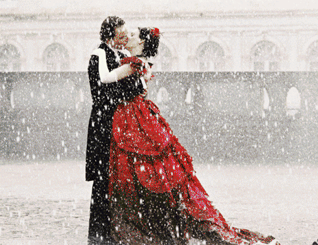 Анимация Влюбленная пара стоит под падающим снегом, гифка