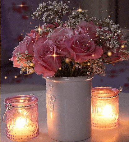 Анимация В белой вазе букет из розовых роз, рядом стоят стеклянные стаканчики со свечами, гифка В белой вазе букет из розовых роз, рядом стоят стеклянные стаканчики со свечами