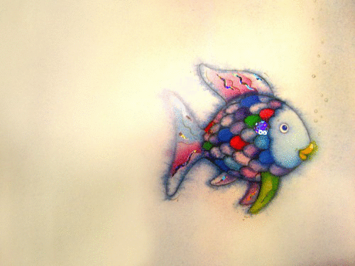 Анимация Плывущая цветная рыбка, гифка Плывущая цветная рыбка