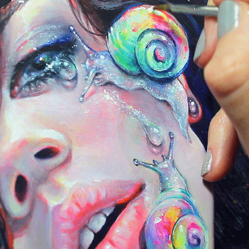Анимация Рука с кисточкой рисует улитку на девушке, by TanyaShatseva, гифка Рука с кисточкой рисует улитку на девушке, by TanyaShatseva