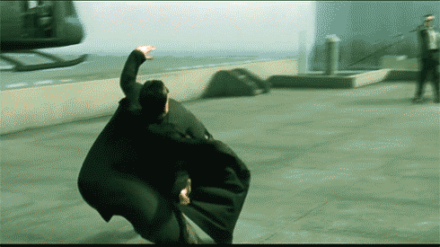 Гиф анимация Мужчина Киано Ривз в роли Нео уворачивается от пули. Кадры из  фильма Матрица