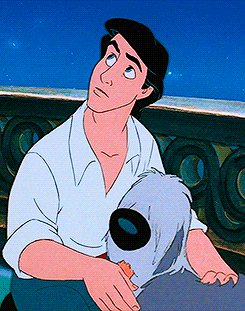 Анимация Принц Эрик обнимает своего пса и кого–то приветствует, мультфильм Русалочка / The Little Mermaid, гифка Принц Эрик обнимает своего пса и кого–то приветствует, мультфильм Русалочка / The Little Mermaid