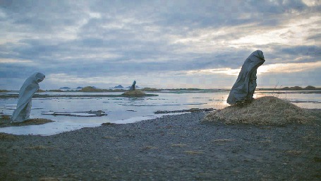 Анимация Фигуры в развевающихся накидках на берегу водоема