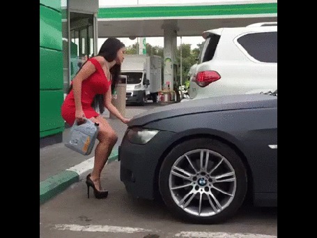 Анимация Девушка заправляет машину маслом
