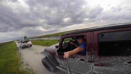 Анимация Увлекшись селфи, водитель врезается в идущую впереди машину
