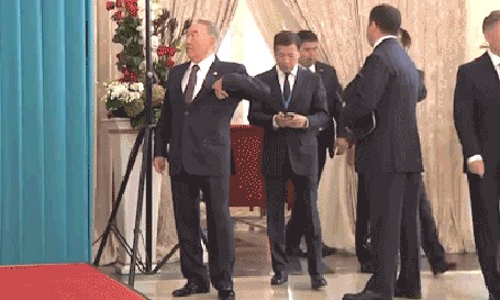 Анимация Не всем удается сделать селфи с президентом Назарбаевым