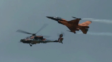 Анимация Самолет и вертолет на воздушном параде