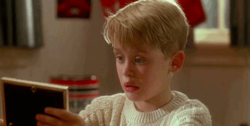 Гиф анимация Мальчик Macaulay Culkin / Маколей Калкин из фильма Один дома с  отвращением смотрит на портрет себя взрослого