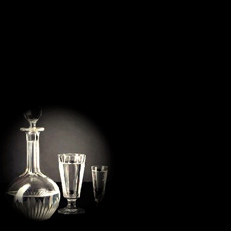 Анимация Освещая комнату фонарем, кота, сидящего на столе, застали врасплох