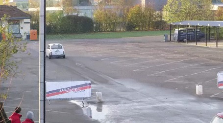 Анимация Автомобиль красиво паркуется на большой скорости, удачно попадая в узкую щель между двумя машинами на автостоянке